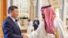 Putra Mahkota Arab Saudi Pangeran Mohammed bin Salman berjabat tangan dengan Presiden China Xi Jinping dalam Konferensi Arab-China di Riyadh, Arab Saudi, pada 9 Desember 2022. (Foto: Saudi Press Agency/Handout via Reuters)