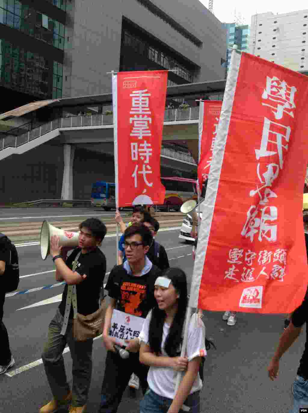 香港市民参加“支联会”举办的六四爱国民主大游行（美国之音海彦拍摄）