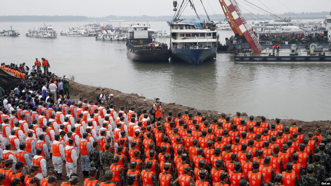 Tim SAR China berhenti bekerja sejenak untuk memperingati tujuh hari terbaliknya kapal pesiar Eastern Star di sungai Yangtze River, China, 7 Juni 2015.