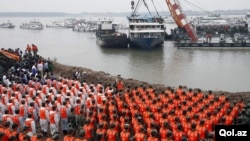 Tim SAR China berhenti bekerja sejenak untuk memperingati tujuh hari terbaliknya kapal pesiar Eastern Star di sungai Yangtze River, China, 7 Juni 2015.