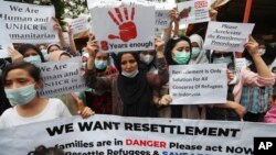 Aksi unjuk rasa pengungsi perempuan dan anak-anak Afghanistan yang tinggal di Indonesia di luar gedung kantor perwakilan UNHCR di Jakarta, 15 November 2021. (AP/Achmad Ibrahim)