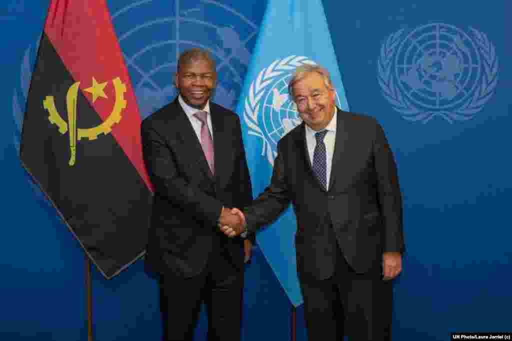 O Secretário-Geral António Guterres (à direita) reúne-se com João Manuel Gonçalves Lourenço, Presidente da República de Angola.