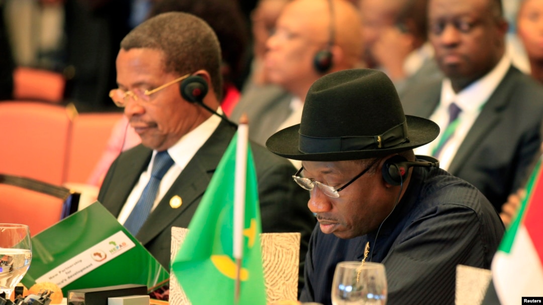 Tổng thống Nigeria Goodluck Jonathan (phải) và Tổng thống Tanzania Jakaya Mrisho Kikwete tại lễ kỷ niệm 50 năm thành lập Liên hiệp Phi châu ở thủ đô Addis Ababa của Ethiopia, ngày 25/5/2013.
