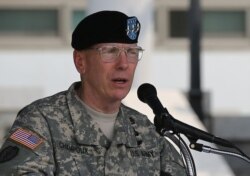 지난 2013년 6월 한국 용산 주한미군사령부 나이트필드 연병장에서 열린 미8군 사령관 이취임식에서 버나드 샴포 신임 사령관이 취임사를 하고 있다.