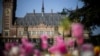 Tulipanes florecen ante el Palacio de la Paz que acoge la Corte Internacional de Justicia en La Haya, Holanda, el miércoles 1 de mayo de 2024.
