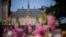 Tulipanes florecen ante el Palacio de la Paz que acoge la Corte Internacional de Justicia en La Haya, Holanda, el miércoles 1 de mayo de 2024.