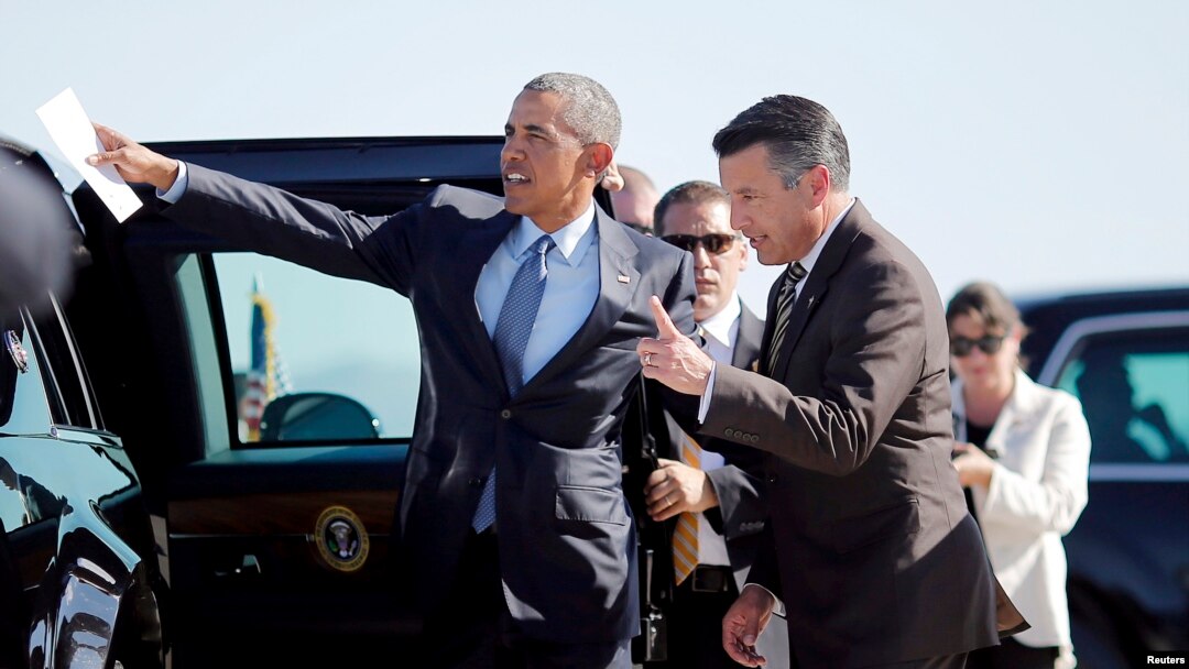 FILE - US President Barack Obama talks to Nevada Governor Brian Sandoval (R) in Las Vegas, Nevada, Aug. 24, 2015. Sandoval, a moderate Republican, bowed out of consideration for appointment to the Supreme Court.