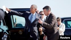 FILE - US President Barack Obama talks to Nevada Governor Brian Sandoval (R) in Las Vegas, Nevada, Aug. 24, 2015. Sandoval, a moderate Republican, bowed out of consideration for appointment to the Supreme Court.