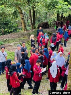 Steve Burback bersama para siswa di sebuah lokasi dekat Medan, Sumatra Utara (dok. pribadi)