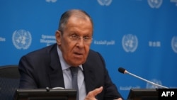 Ministri i Jashtëm rus Sergey Lavrov flet për mediat gjatë punimeve të Asamblesë së Përgjithshme të OKB-së në Nju Jork (28 shtator 2024)