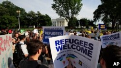 Refugiados y activistas comunitarios se reúnen frente a la Casa Blanca en Washington, el martes 20 de junio de 2017, durante una manifestación para conmemorar el Día Mundial del Refugiado.