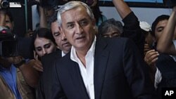 图为退役将军奥托.佩雷斯9月11日在危地马拉市投票