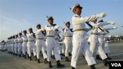 Upacara perayaan hari Kemerdekaan Burma di pusat kota di Naypyitaw, Selasa, 4 Januari 2011.