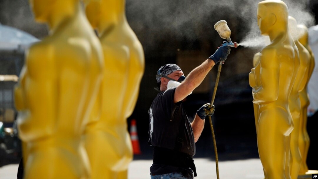 Sólo dos latinos están entre los contendientes de los Oscar el domingo, pero la demografía sugiere un cambio en el futuro.