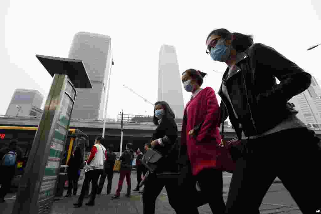 چین میں فضائی آلودگی پر مشتمل دھند کی لہر کے باعث دارالحکومت بیجنگ میں جمعہ کو آلودگی کے انتہائی خطرے کا انتباہ جاری کیا ہے۔