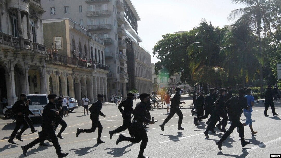 Miembros de la Brigada Especial del Ministerio del Interior, conocidos como "boinas negras", salen en apoyo a los partidarios del gobierno en La Habana, Cuba, durante las manifestaciones del 11 de julio de 2021.