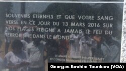 Stèle érigée en hommage aux victimes sur le lieu de l'attaque, à Grand Bassam, le 13 mars 2017. (VOA/Georges Ibrahim Tounkara)