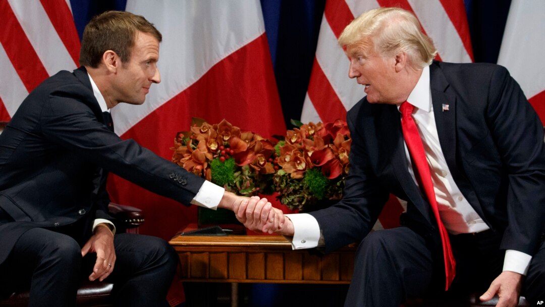 Presiden Donald Trump berjabat tangan dengan Presiden Perancis Emmanuel Macron dalam pertemuan di Palace Hotel, 18 Septerm 2017, di New York.