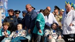 Los equipos de recuperación rusos estaban a mano para ayudar a la tripulación de salir de la nave Soyuz y ajustarse a la gravedad.