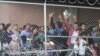 Migrantes centroamericanos esperan comida en un corral erigido por la Aduana y Protección Fronteriza de EE.UU. para procesar un aumento de familias migrantes y menores no acompañados en El Paso, Texas