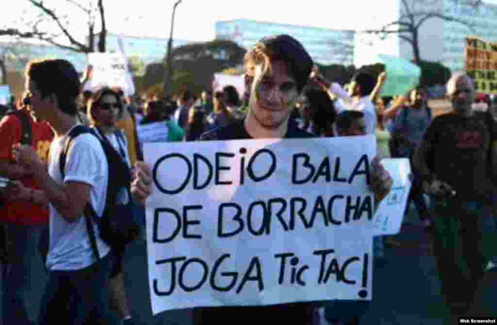 Fazendo referências às balas de borracha, usadas para conter manifestantes.