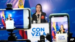 FILE - Calon presiden oposisi Maria Corina Machado dalam konferensi pers di markas kampanyenya di Caracas, Venezuela, 15 Desember 2023. (Matias Delacroix/AP)