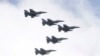 台湾空军F-16战机编队在一个庆祝双十节操演中飞越台北总统府上空。(2021年10月10日）