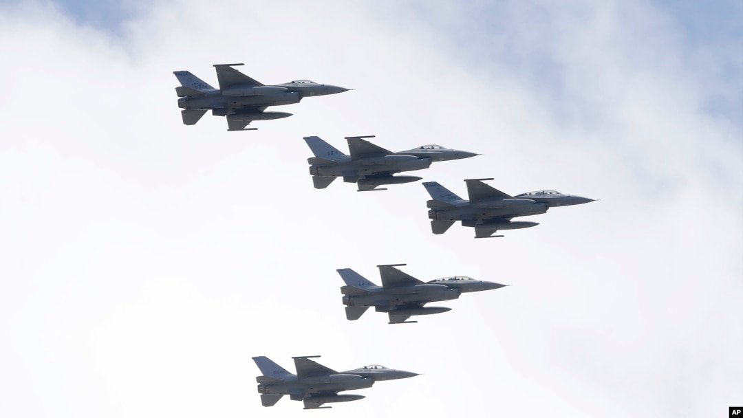 ARCHIVO: Aviones F16 de fabricación estadounidense de la fuerza aérea de Taiwán vuelan sobre Taipéi el 10 de octubre de 2021.
