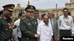 China's Defense Minister General Liang Guanglie shakes hands with his Indian counterpart A. K. Antony (3rd R) after their meeting in New Delhi, September 4, 2012. 