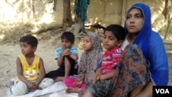 Pengungsi Rohingya, Haresa Begum (kanan) bersama empat anaknya, di tempat penampungan pengungsi Rohingnya di Cox's Bazar, Bangladesh (Foto: dok). 