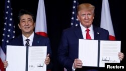 Perdana Menteri Jepang Shinzo Abe dan Presiden AS Donald Trump berpose dengan pernyataan bersama kedua pemimpin selama pertemuan bilateral di sela-sela sesi ke-74 Majelis Umum PBB di Kota New York, 25 September 2019. (Foto: Reuters)