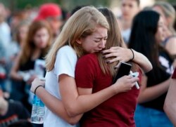 지난 2018년 2월 14일, 총기 난사 사건이 발생한 플로리다주 파크랜드의 마조리 스톤팬 더글러스 고등학교 학생들이 희생자 추모식에서 슬퍼하고 있다. (자료사진)