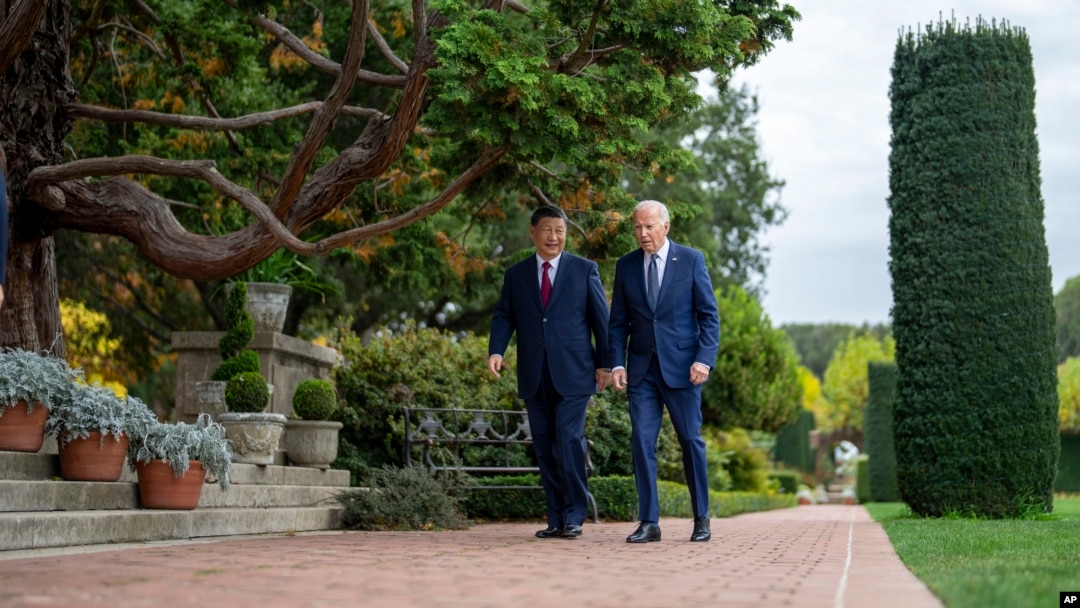 Presiden Joe Biden dan Presiden China Xi Jinping di taman Filoli Estate di Woodside, California, Rabu, 15 November 2023. (Doug Mills/The New York Times via AP, Pool)