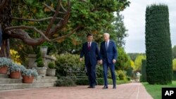 Presiden Joe Biden dan Presiden China Xi Jinping di taman Filoli Estate di Woodside, California, Rabu, 15 November 2023. (Doug Mills/The New York Times via AP, Pool)