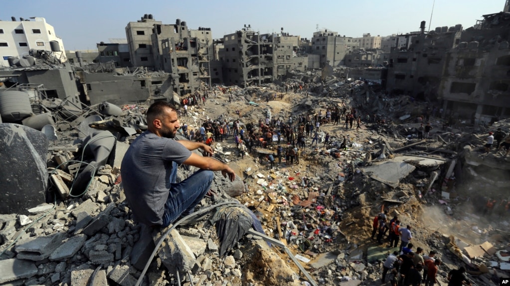 一名男子坐在加沙的一片废墟上（2023年11月1日）(photo:VOA)