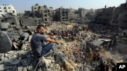 一名男子坐在加沙的一片废墟上（2023年11月1日）