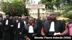 Les magistrats béninois en marche, à Cotonou, au Bénin, le 6 janvier 2018. (VOA/Ginette Fleure Adandé)