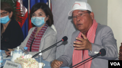 World Health Organization country representative Dr. Li Ailan, center, and Minister of Health Mam Bunheng, tell Cambodians to be vigilant despite no new report of COVID-19 cases in the country, Phnom Penh, Cambodia, Monday, April 27, 2020. (Sun Narin/VOA Khmer) 