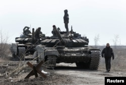 Pripadnici prorurskih snaga snimljeni na obodu opkoljenog Mariupolja, 20. marta 2022. (Reuters/Aleksander Ermočenko)