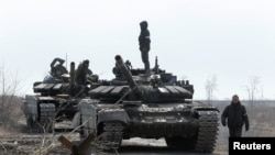 乌克兰城市马里乌波尔郊外的亲俄坦克兵（美联社2022年3月20日）