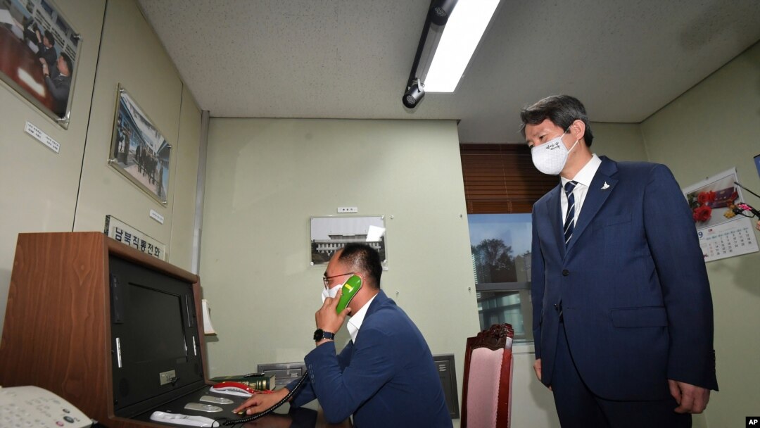 Petugas pemerintah Korea Selatan tampak melakukan panggilan ke Korea Utara melalui saluran telepon yang khusus menghubungkan kedua negara pada 31 Juli 2021. (Foto: AP)