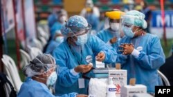 Una enfermera prepara una dosis de la vacuna china de Sinopharm contra el COVID-19 durante una campaña de vacunación de trabajadores de la salud en medio de la pandemia del nuevo coronavirus, en Ate, un distrito de Lima. 19 de febrero de 2021. 