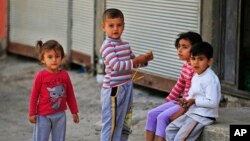 Anak-anak pengungsi Suriah bermain di kota Gaziantep, Turki, Mei 2016. (AP/Lefteris Pitarakis)