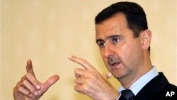 Presiden Bashar al-Assad mengatakan, pemberontakan terhadap pemerintahnya adalah persekongkolan yang dilancarkan para ekstremis yang didukung pihak luar, dan mengatakan, kekerasan itu dilakukan “geng-geng bersenjata dan kelompok-kelompok teroris yang didukung al-Qaeda (foto: Dok).
