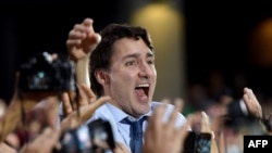 Lider Liberalne partije Kanade, premijer Džastin Trudo, obraća se pristalicama na mitingu u Vankuveru, 20. oktobra 2019. 