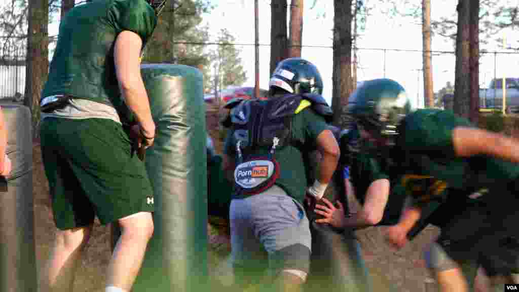 Many high school football players say being on the field gives them a sense of normalcy after the Camp Fire destroyed 90% of Paradise. (Elizabeth Lee/VOA News)