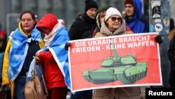 Những người tham gia cuộc biểu tình phản đối cung cấp vũ khí cho Ukraine và ủng hộ các cuộc đàm phán hòa bình giữa Nga và Ukraine, tại Berlin, Đức, ngày 25 tháng 2 năm 2023.