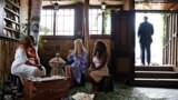 ایوانکا ترامپ، مشاور کاخ سفید، به منظور حمایت از یک برنامه جهانی اقتصاد زنان به اتیوپی سفر کرد. او در یک مراسم سنتی نوشیدن قهوه در آدیس آبابا شرکت کرد.&nbsp;