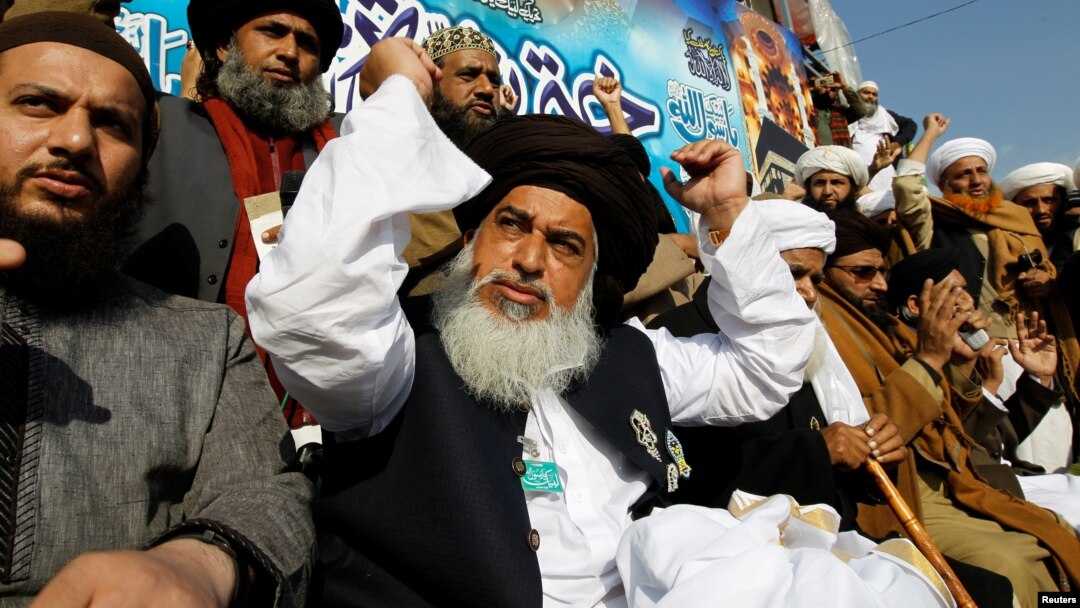 تحریک لبیک پاکستان کے راہنما خادم حسین رضوی ایک احتجاجی مظاہرے میں تقریر کر رہے ہیں۔
