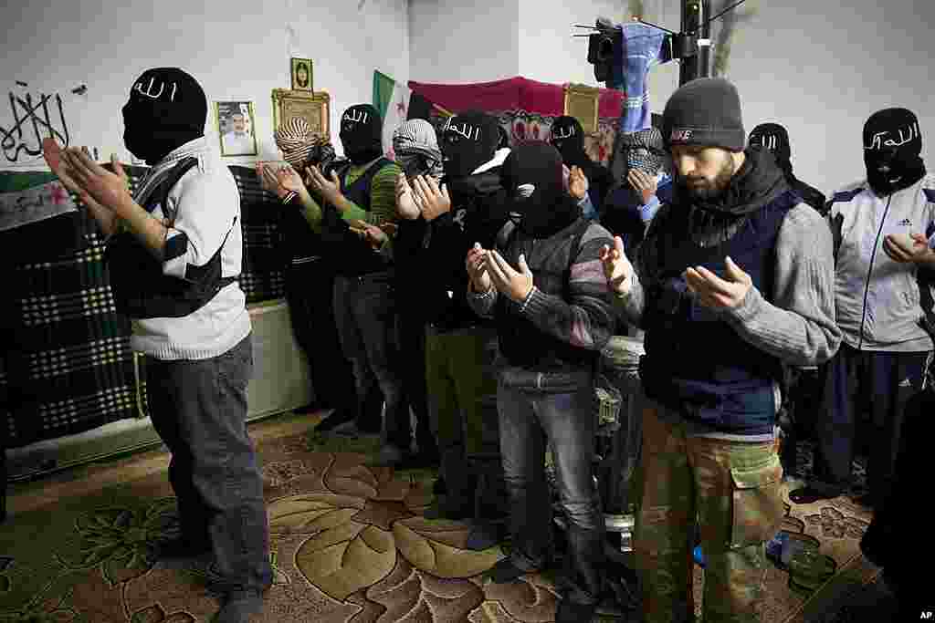 Free Syrian Army fighters pray in Idlib, north Syria, March 8, 2012. (AP)